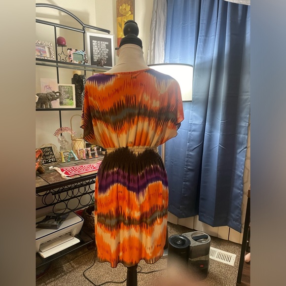 Multicolored mini dress in a thin, slowing material - Picture 3 of 4